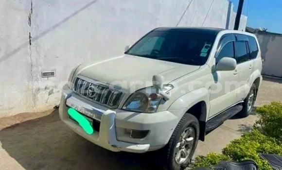 Nunua Ilio tumika Toyota Land Cruiser Prado Nyeupe Gari ndani ya Maputo nchini Maputo