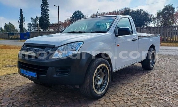 Comprar Usado Isuzu KB Branco Carro em Maputo em Maputo Comprar Usado Isuzu KB Branco Carro em Maputo em Maputo