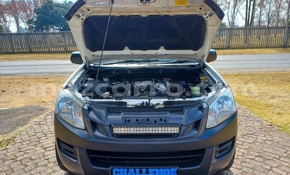 Nunua Ilio tumika Isuzu KB Nyeupe Gari ndani ya Maputo nchini Maputo Nunua Ilio tumika Isuzu KB Nyeupe Gari ndani ya Maputo nchini Maputo