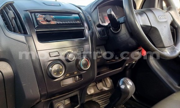 Nunua Ilio tumika Isuzu KB Nyeupe Gari ndani ya Maputo nchini Maputo Nunua Ilio tumika Isuzu KB Nyeupe Gari ndani ya Maputo nchini Maputo