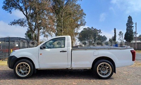 Nunua Ilio tumika Isuzu KB Nyeupe Gari ndani ya Maputo nchini Maputo Nunua Ilio tumika Isuzu KB Nyeupe Gari ndani ya Maputo nchini Maputo