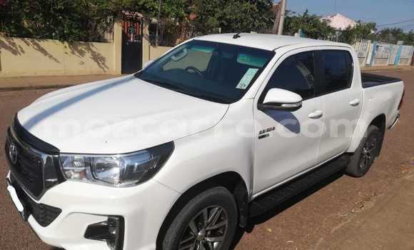 Buy Used Toyota Hiluxe Revo White Car in Maputo in Maputo Buy Used Toyota Hiluxe Revo White Car in Maputo in Maputo