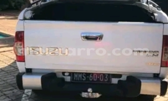 Comprar Usado Isuzu KB Branco Carro em Maputo em Maputo Comprar Usado Isuzu KB Branco Carro em Maputo em Maputo
