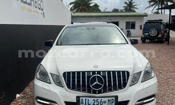 Nunua Ilio tumika Mercedes-Benz E-Classe Nyeupe Gari ndani ya Maputo nchini Maputo