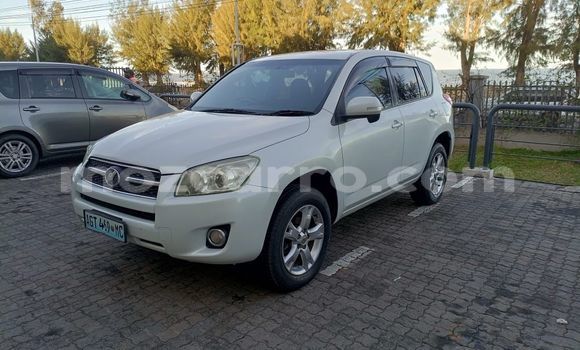Nunua Ilio tumika Toyota RAV4 Nyeupe Gari ndani ya Maputo nchini Maputo Nunua Ilio tumika Toyota RAV4 Nyeupe Gari ndani ya Maputo nchini Maputo