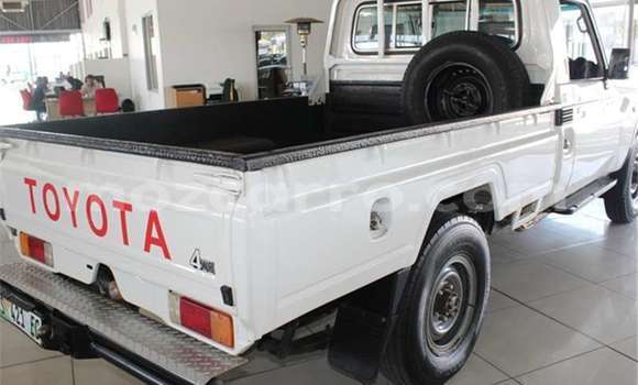 Nunua Ilio tumika Toyota Land Cruiser Nyeupe Gari ndani ya Maputo nchini Maputo Nunua Ilio tumika Toyota Land Cruiser Nyeupe Gari ndani ya Maputo nchini Maputo