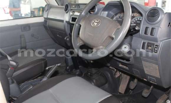 Nunua Ilio tumika Toyota Land Cruiser Nyeupe Gari ndani ya Maputo nchini Maputo Nunua Ilio tumika Toyota Land Cruiser Nyeupe Gari ndani ya Maputo nchini Maputo