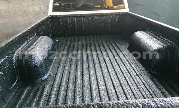 Nunua Ilio tumika Nissan Hardbody Nyeupe Gari ndani ya Maputo nchini Maputo Nunua Ilio tumika Nissan Hardbody Nyeupe Gari ndani ya Maputo nchini Maputo