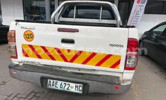 Nunua Ilio tumika Toyota Hilux Nyeupe Gari ndani ya Maputo nchini Maputo Nunua Ilio tumika Toyota Hilux Nyeupe Gari ndani ya Maputo nchini Maputo