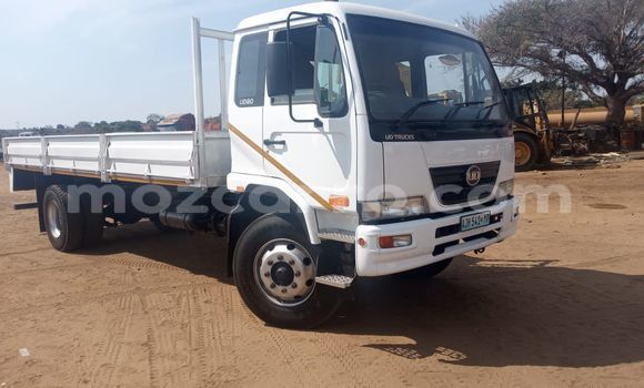 Comprar Usado Nissan AD Branco Carro em Maputo em Maputo