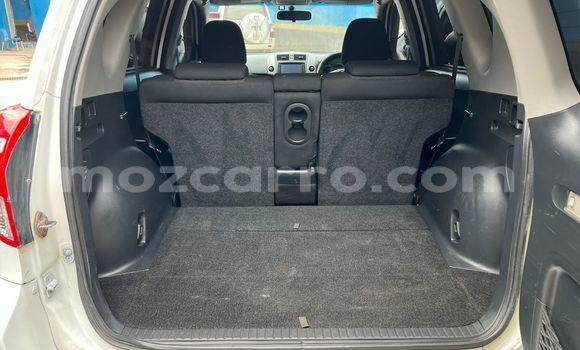 Nunua Ilio tumika Toyota RAV4 Nyeupe Gari ndani ya Maputo nchini Maputo Nunua Ilio tumika Toyota RAV4 Nyeupe Gari ndani ya Maputo nchini Maputo