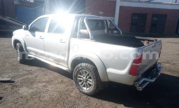 Buy Used Toyota Hilux Silver Car in Beira in Sofala Buy Used Toyota Hilux Silver Car in Beira in Sofala