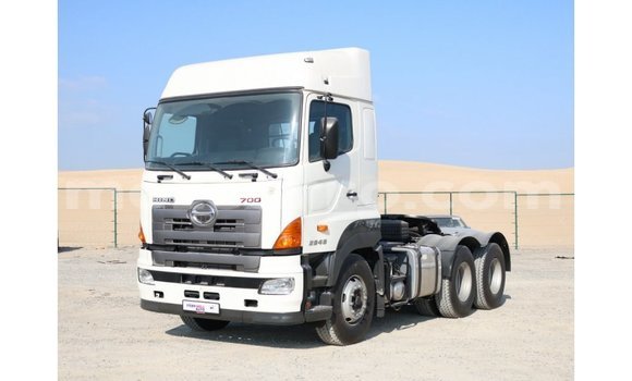 Comprar Importar Hino 300 Series Branco Caminhão em Import - Dubai em Cabo Delgado