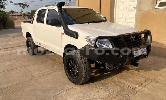 Comprar Usado Toyota Hilux Branco Carro em Maputo em Maputo