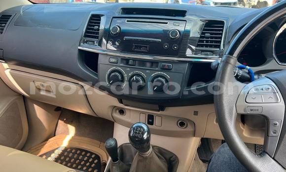 Nunua Ilio tumika Toyota Hilux Fedha Gari ndani ya Maputo nchini Maputo Nunua Ilio tumika Toyota Hilux Fedha Gari ndani ya Maputo nchini Maputo