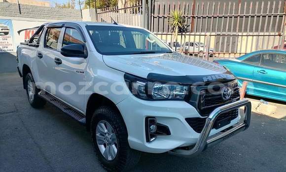 Buy Used Toyota Hilux White Car in Maputo in Maputo