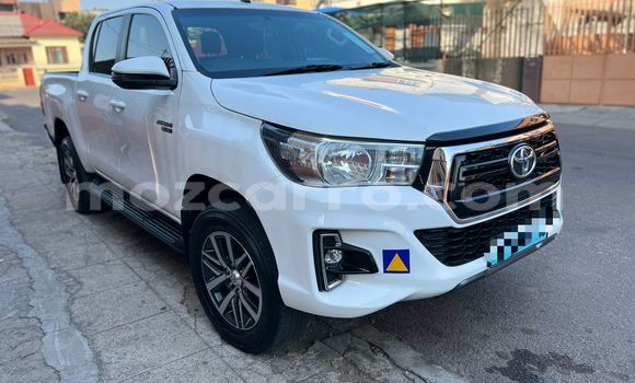 Comprar Usado Toyota Hiluxe Revo Branco Carro em Maputo em Maputo