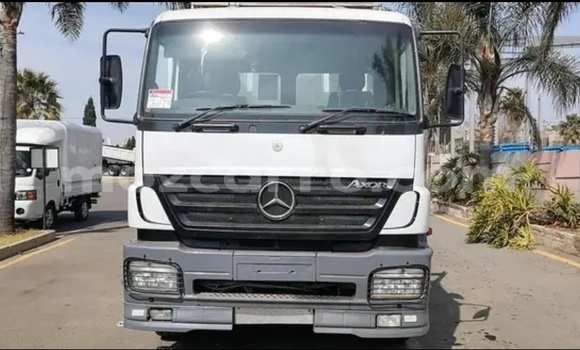 Comprar Usado Mercedes‒Benz Truck Branco Caminhão em Maputo em Maputo Comprar Usado Mercedes‒Benz Truck Branco Caminhão em Maputo em Maputo