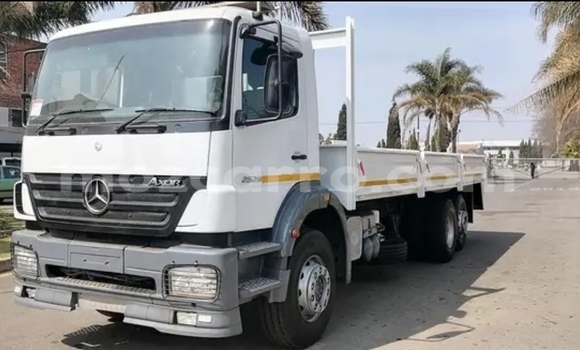 Comprar Usado Mercedes‒Benz Truck Branco Caminhão em Maputo em Maputo Comprar Usado Mercedes‒Benz Truck Branco Caminhão em Maputo em Maputo