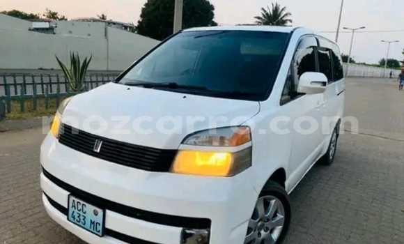 Nunua Ilio tumika Toyota Voxy Nyeupe Gari ndani ya Maputo nchini Maputo
