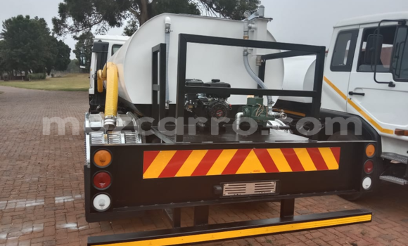 Nunua Ilio tumika Nissan UD Nyeupe Lori ndani ya Maputo nchini Maputo Nunua Ilio tumika Nissan UD Nyeupe Lori ndani ya Maputo nchini Maputo