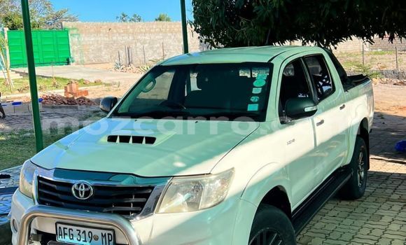 Comprar Usado Toyota Hilux Branco Carro em Maputo em Maputo