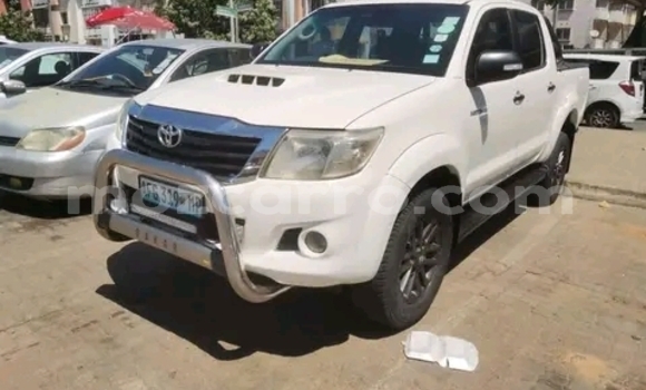 Tenga Tsaru Toyota Hilux Chena Mota in Maputo in Maputo