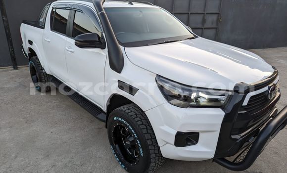 Nunua Ilio tumika Toyota Hiluxe Revo Nyeupe Gari ndani ya Maputo nchini Maputo