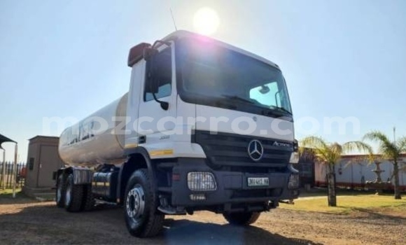 Comprar Usado Mercedes‒Benz 3331 Branco Caminhão em Maputo em Maputo