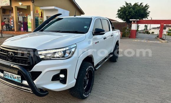 Comprar Usado Toyota Hiluxe Revo Branco Carro em Maputo em Maputo