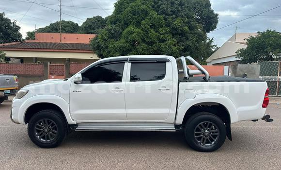 Comprar Usado Toyota Hilux Branco Carro em Maputo em Maputo