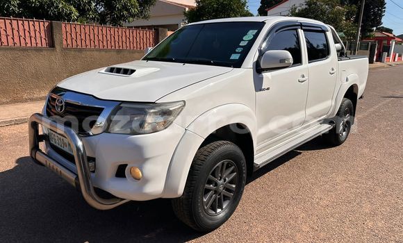 Comprar Usado Toyota Hilux Branco Carro em Maputo em Maputo