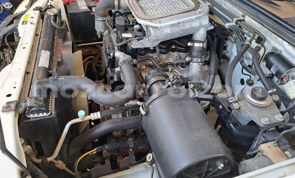 Comprar Usado Nissan NP 300 Branco Carro em Maputo em Maputo Comprar Usado Nissan NP 300 Branco Carro em Maputo em Maputo