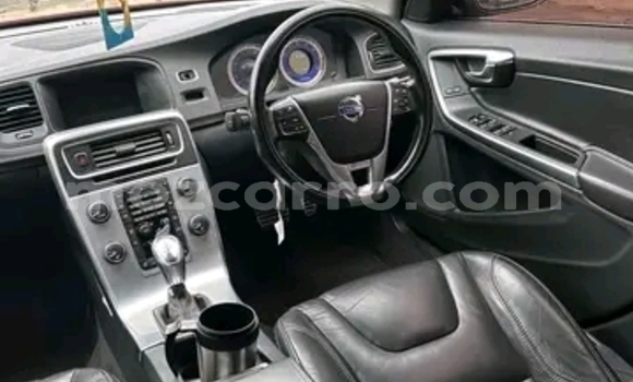 Tenga Tsaru Volvo V60 Tsvuku Mota in Maputo in Maputo Tenga Tsaru Volvo V60 Tsvuku Mota in Maputo in Maputo