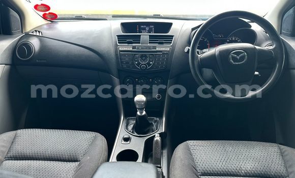 Comprar Usado Mazda BT-50 Branco Carro em Maputo em Maputo Comprar Usado Mazda BT-50 Branco Carro em Maputo em Maputo