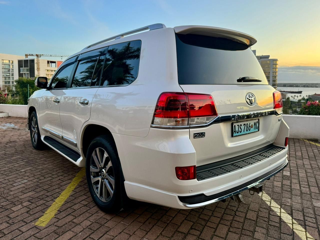 メイク Buy used toyota land cruiser white car in maputo in maputo