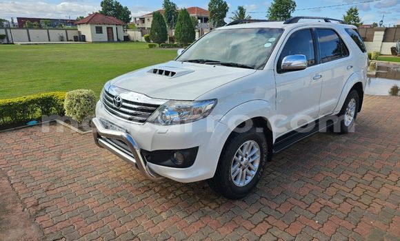 Comprar Usado Toyota Fortuner Branco Carro em Maputo em Maputo