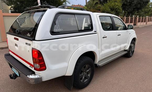 Nunua Ilio tumika Toyota Hilux Nyeupe Gari ndani ya Maputo nchini Maputo Nunua Ilio tumika Toyota Hilux Nyeupe Gari ndani ya Maputo nchini Maputo