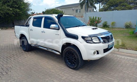Nunua Ilio tumika Toyota Hilux Nyeupe Gari ndani ya Maputo nchini Maputo
