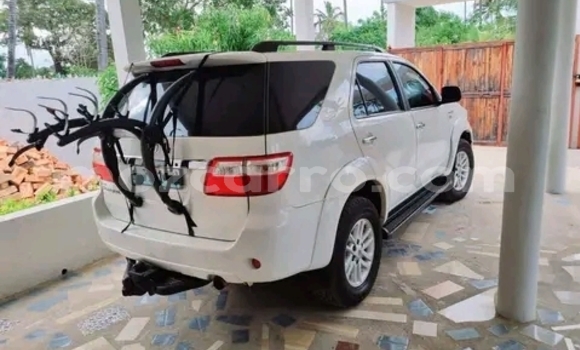 Comprar Usado Toyota Fortuner Branco Carro em Maputo em Maputo