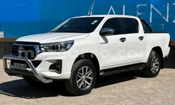 Comprar Usado Toyota Hiluxe Revo Branco Carro em Maputo em Maputo