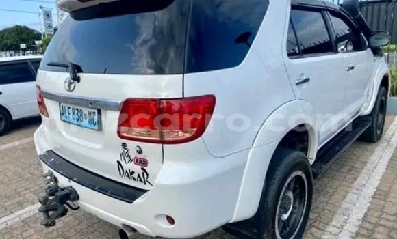 Comprar Usado Toyota Fortuner Branco Carro em Maputo em Maputo