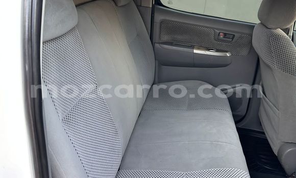 Nunua Ilio tumika Toyota Hilux Nyeupe Gari ndani ya Maputo nchini Maputo Nunua Ilio tumika Toyota Hilux Nyeupe Gari ndani ya Maputo nchini Maputo