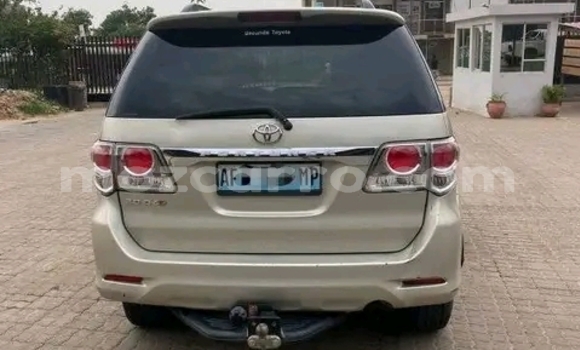 Nunua Ilio tumika Toyota Fortuner Nyingine Gari ndani ya Maputo nchini Maputo Nunua Ilio tumika Toyota Fortuner Nyingine Gari ndani ya Maputo nchini Maputo