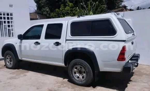 Comprar Usado Isuzu KB Branco Carro em Maputo em Maputo
