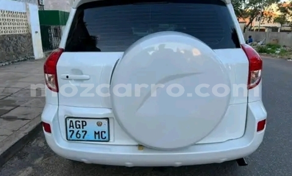 Nunua Ilio tumika Toyota RAV4 Nyeupe Gari ndani ya Maputo nchini Maputo Nunua Ilio tumika Toyota RAV4 Nyeupe Gari ndani ya Maputo nchini Maputo