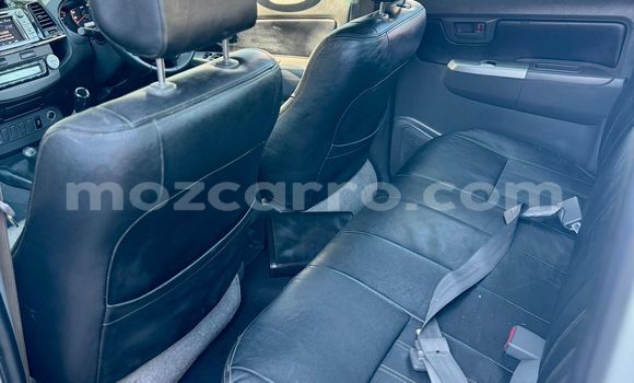 Nunua Ilio tumika Toyota Hilux Nyeupe Gari ndani ya Maputo nchini Maputo Nunua Ilio tumika Toyota Hilux Nyeupe Gari ndani ya Maputo nchini Maputo