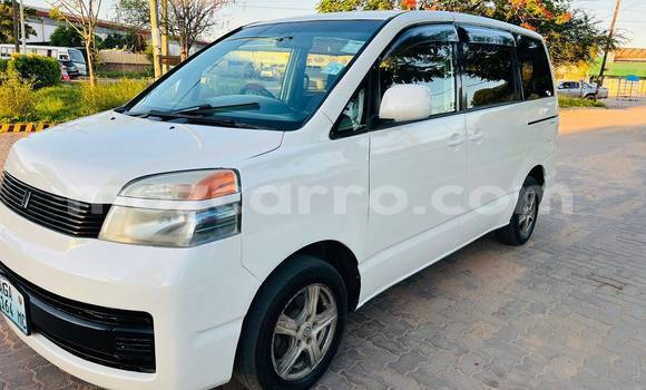 Comprar Usado Toyota Voxy Branco Carro em Beira em Sofala