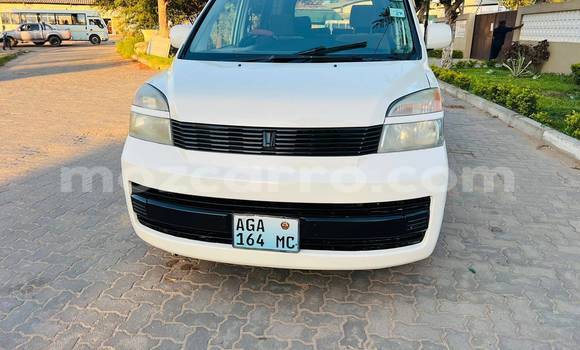 Comprar Usado Toyota Voxy Branco Carro em Beira em Sofala Comprar Usado Toyota Voxy Branco Carro em Beira em Sofala
