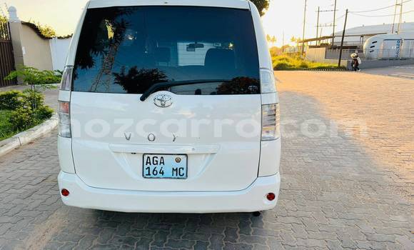 Comprar Usado Toyota Voxy Branco Carro em Beira em Sofala Comprar Usado Toyota Voxy Branco Carro em Beira em Sofala